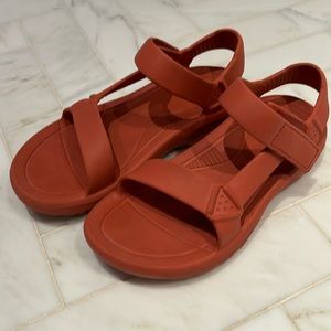 Teva Hurricane Drift sandal, coral color size M7/W9